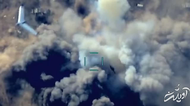 در یکی از ویدئوهای منتشر شده توسط ارتش آذربایجان، پهپادی حین پرواز بر‌فراز هدف خود، مورد حمله پهپادی دیگر قرار می‌گیرد